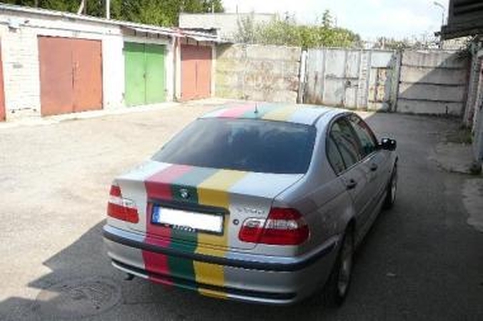 Krepšinio sirgaliai tautinėmis spalvomis apklijavo BMW