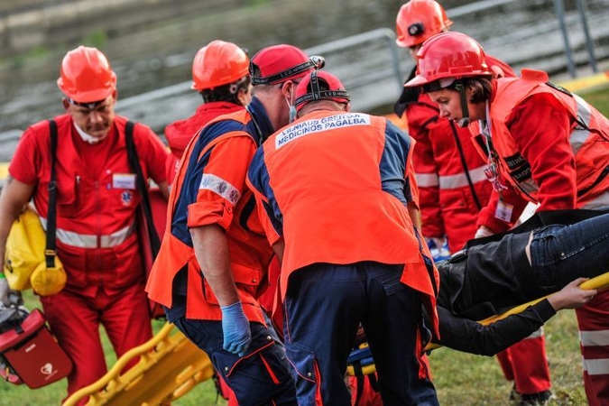 Varėnoje fejerverko skeveldra sužalojo mergaitę