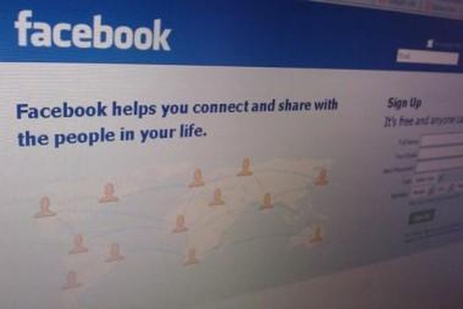 "MySpace" vis labiau atsilieka nuo "Facebook"