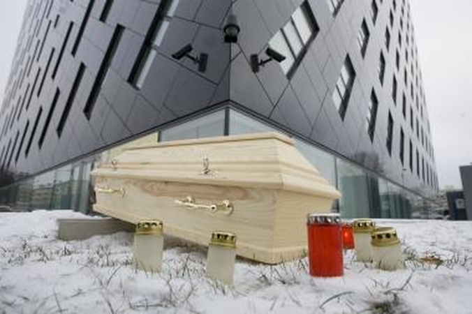 Tėvai su vaikiškais karsteliais susirinko prie prokuratūrų (papildyta)