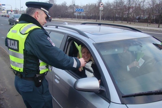 Vilniuje galimo sukčiavimo byloje sulaikytas policijos patrulis