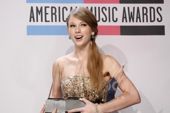 Per Amerikos muzikos apdovanojimus labiausiai žibėjo T.Swift ir Adele