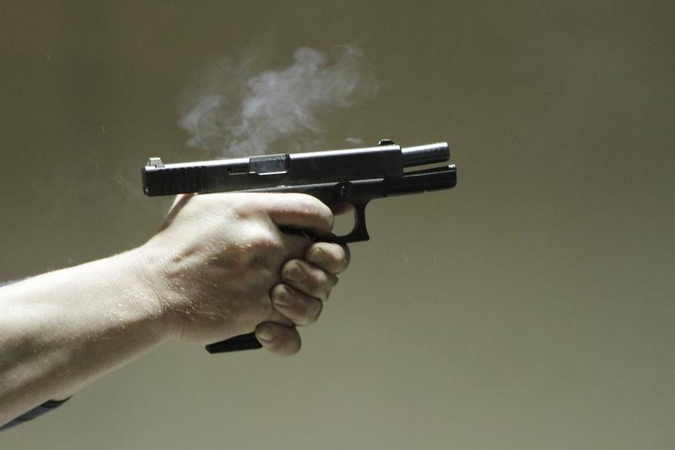 78 metų vyriškis savigynai nešiojosi savadarbį pistoletą