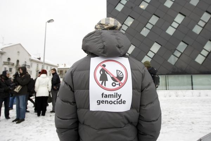 Ekonomistai: motinystės pašalpas reikia skaičiuoti pagal atlyginimą prieš nėštumą