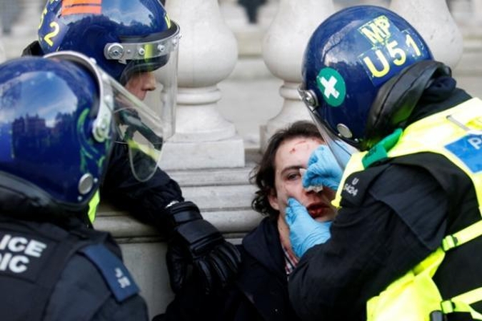 Londone protestuojančių studentų eitynes stebi specialiosios policijos pajėgos