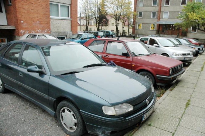 Verdiktas: Klaipėdoje reikės mokėti už stovėjimą kiemuose