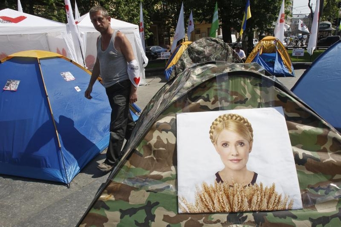 Julija Tymošenko iš kalėjimo pervežta į ligoninę
