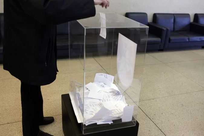 Vyriausioji rinkimų komisija siūlo renkant jos narius atsisakyti burtų