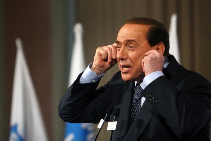 „Ford India“ atsiprašė dėl reklamos su Berlusconi ir surištom moterim