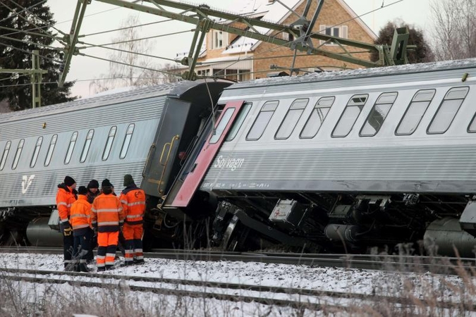 Švedijoje nuo bėgių nuvažiavo traukinys su 132 keleiviais