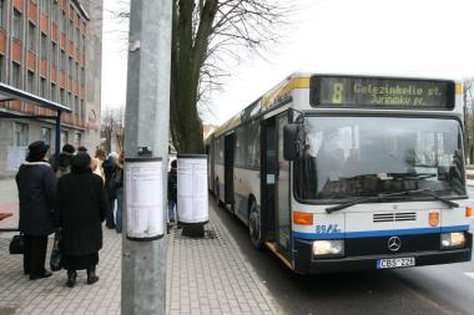 Keleivių įlaipinimas pro priekines duris: ar būtų geriau?