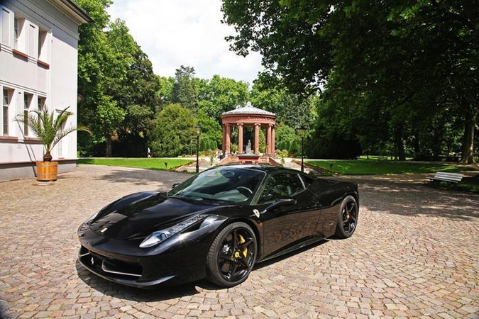 „Ferrari“, kurio stogas spindi kaip veidrodis