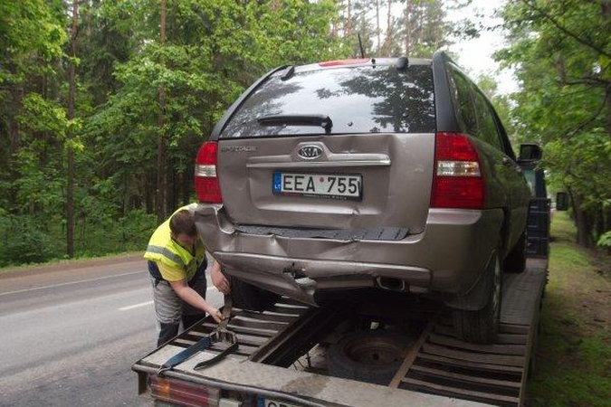 Sostinėjė susidūrė keli automobiliai