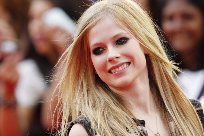 Ant scenos užpulta Avril Lavigne