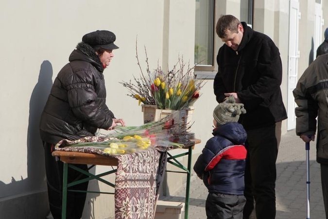 Moterims – pavasariu kvepiančios gėlės ir puokštės