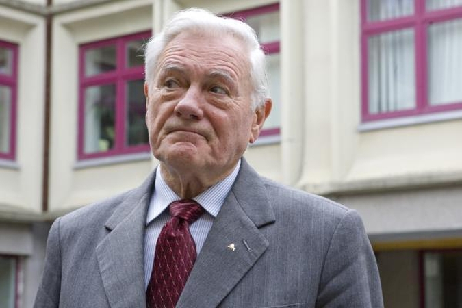 Seimo narė D. Mikutienė iš V. Adamkaus reikalauja 200 tūkst. litų