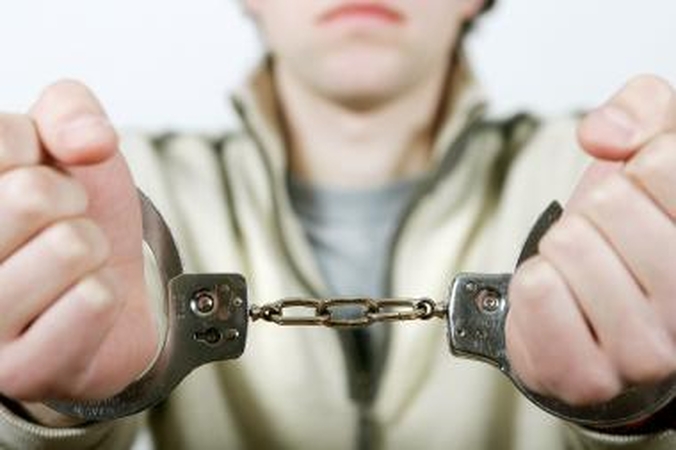 Kybartuose bandyta apvogti aukso dirbinių parduotuvę