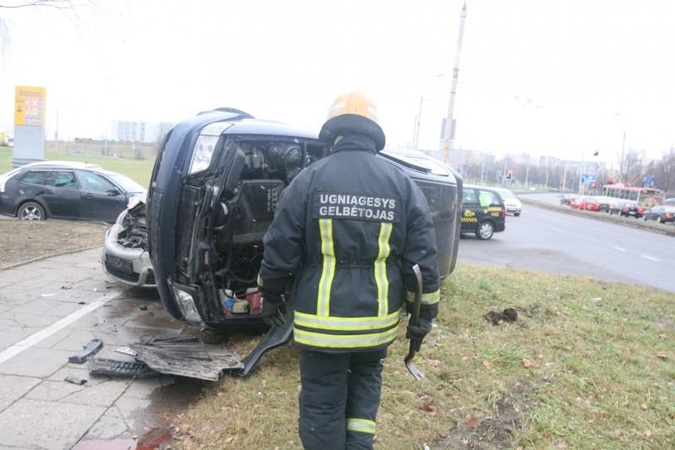 Atlikdamas chuliganišką manevrą Vilniuje apsivertė automobilis „Audi“ 