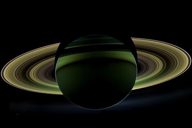  „Cassini“ atsiuntė pasisukusio Saturno palydovo nuotrauką (foto)