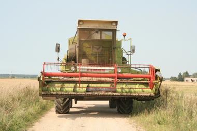 Ūkininkai "šluoja" kombainus 