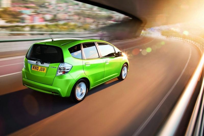 Vairuotojai sutinka, kad dieną įjungti automobilio šviesas yra būtina