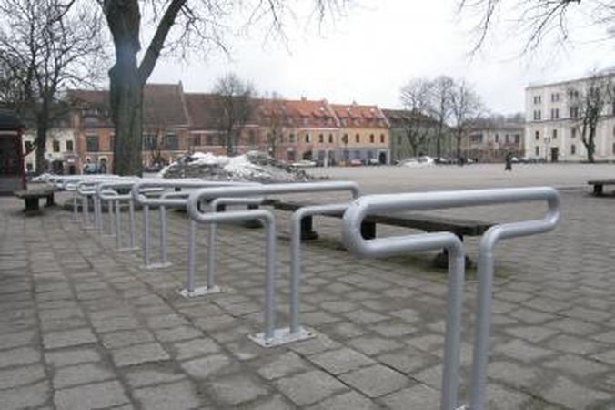Rotušės aikštėje išdygo stovai dviračiams