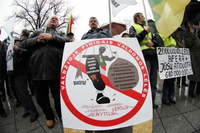 Po Vyriausybės langais - protestas "dėl išvogtos Lietuvos"