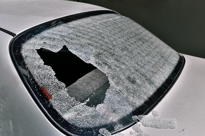 Nuo vėjo jėgainės atskriejęs ledo luitas suknežino valdžios automobilį