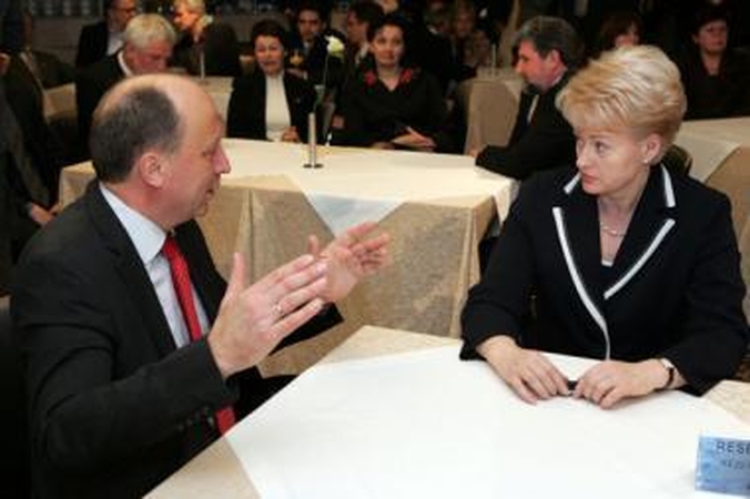 Premjeras džiaugiasi Prezidentės parama vienam ministrui ir atmeta kritiką kitam