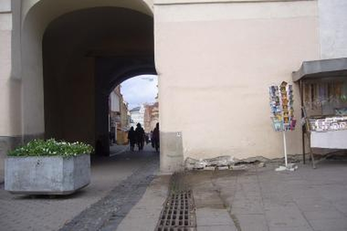 Automobilis  įsirėžė į Aušros vartus 