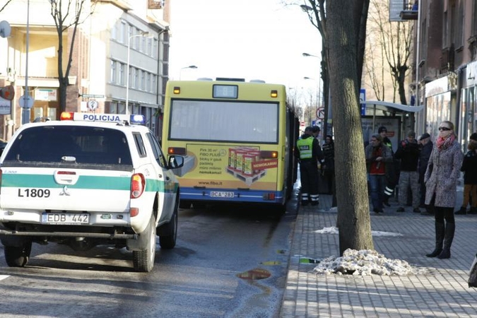 Autobusas prispaudė po juo parkritusį klaipėdietį