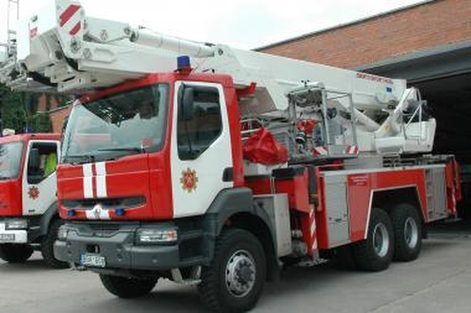 Užsidegė važiuojantis automobilis