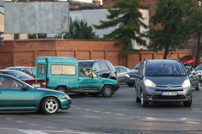 Neveikiantis šviesoforas ir trys susidūrę automobiliai