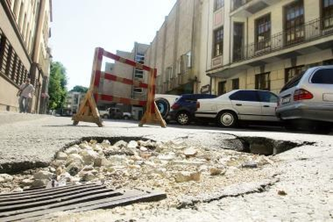 Duobėje prakirstos padangos. Kas atlygins žalą?