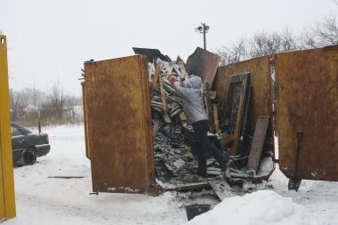 Savanoriai valė sudegusią gyvūnų prieglaudą