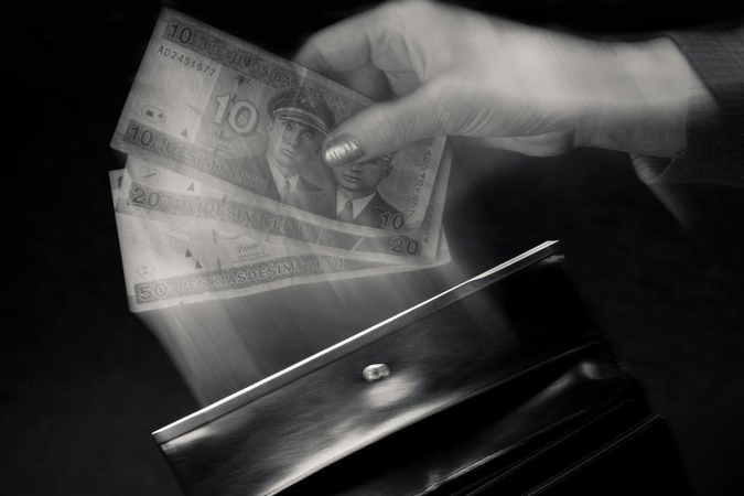 Parduotuvės vedėja už pasisavintus pinigus nusipirko mašiną 