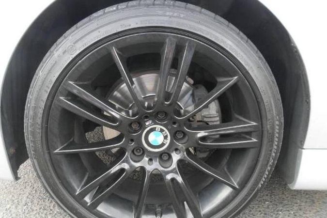 Klaipėdos centre liepsnojo padegtas „BMW 530“