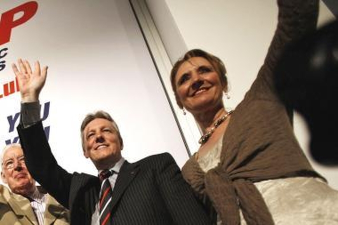 Neištikima žmona žlugdo politiko karjerą
