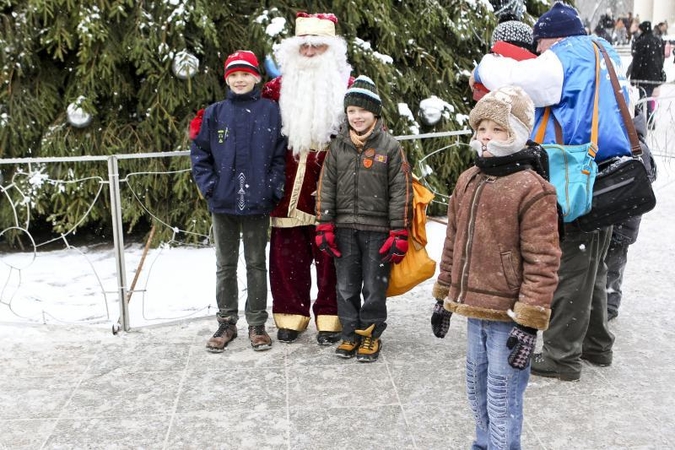 Katedros aikštėje Kalėdų Senelis už nuotrauką su juo prašo pinigų 