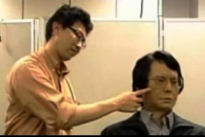 Japonijoje pristatytas robotas humanoidas, mokantis juoktis ir šypsotis