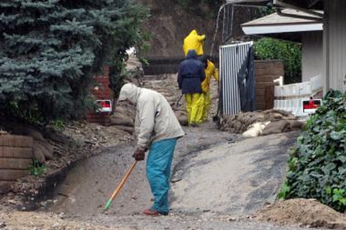 Los Andželui gresia purvo nuošliaužos