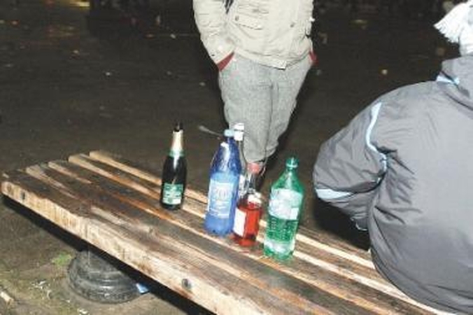 Buteliu per galvą gavęs nepilnametis ligoninėje bandė pavogti spirito