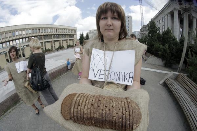 Visą motinystės pašalpą siūloma mokėti ir pagal autoriaus atlyginimą