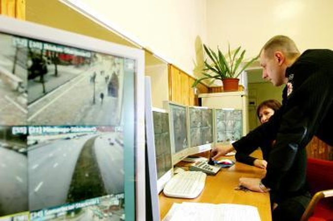 Prie vaizdo kamerų budės negalią turintys žmonės