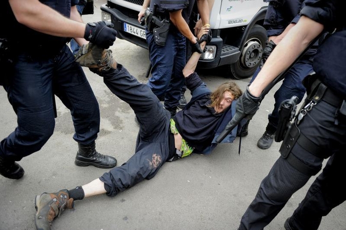 Barselonoje policija lazdomis ir guminėmis kulkomis vaikė demonstrantus