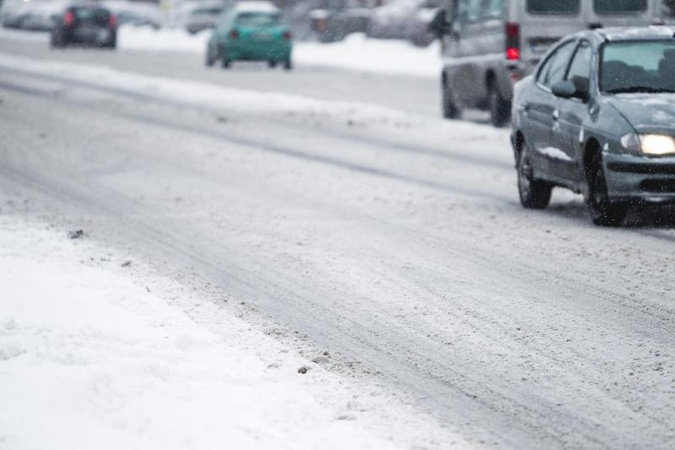Dėl pustymo keliuose yra slidžių ruožų, įspėja kelininkai