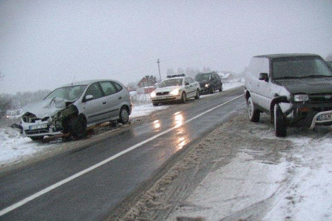 Slidūs keliai penktadienį piktino vairuotojus