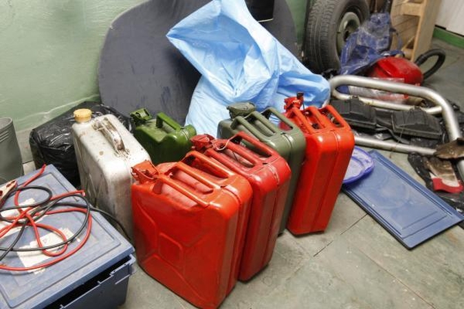 Policija: uostamiesčio garažuose pilna nelegalaus dyzelino