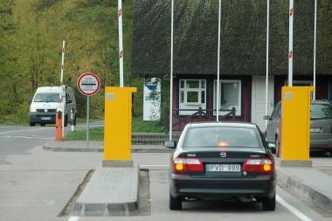 Įvažiavimas į Neringą: vairuotojų kantrybę bando mokėjimo automatai