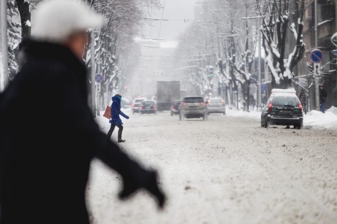 Eismo sąlygas sunkina pustymas, jis nesiliaus ir naktį